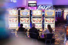 Pemain menikmati slot Quickspin pada perangkat mobile